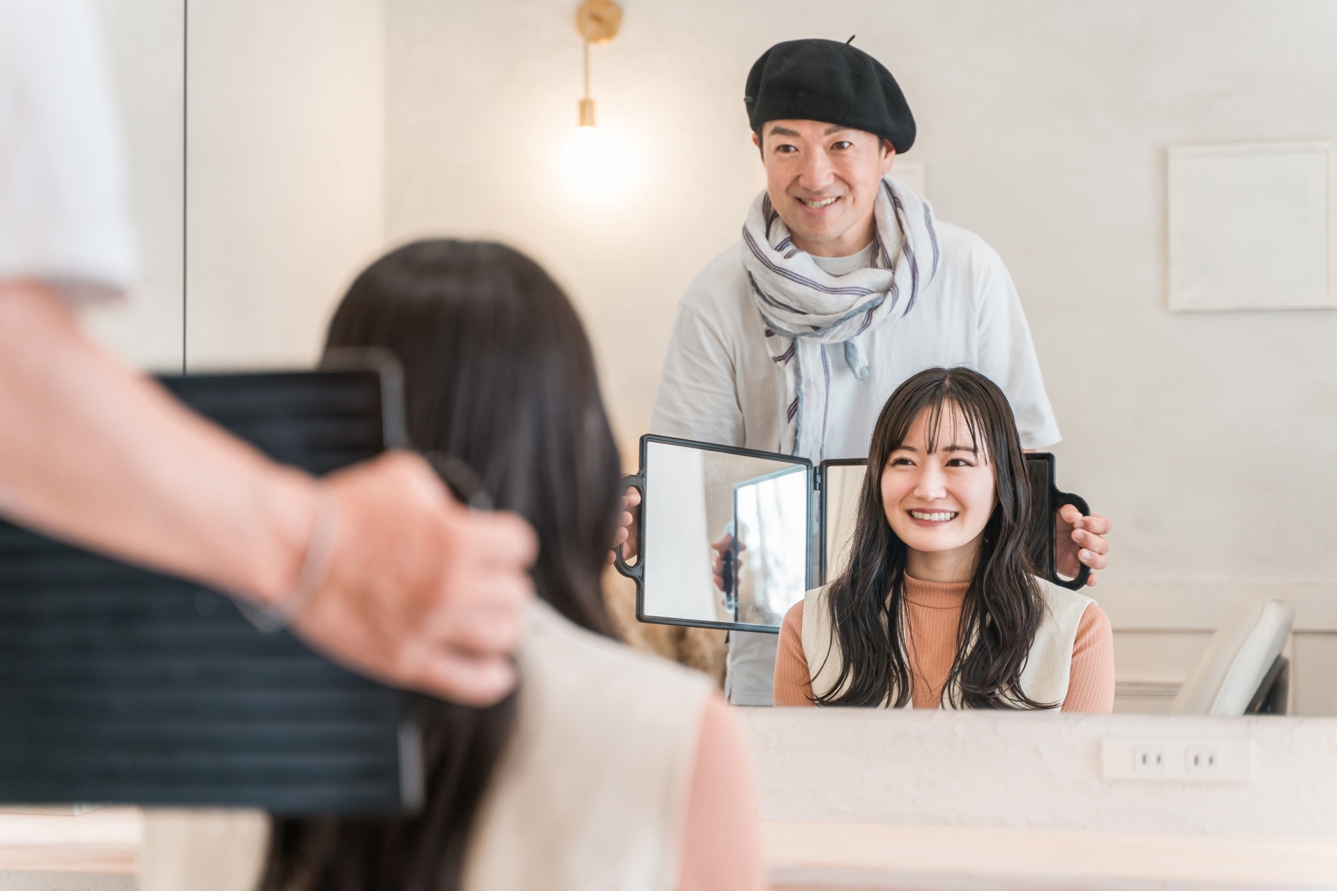 お客様にヘアスタイルを提案する美容師